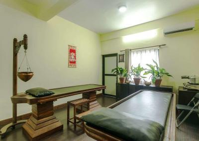 Shirodhara and massage bed